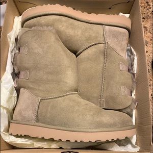 UGG BAILEY BOW size 9